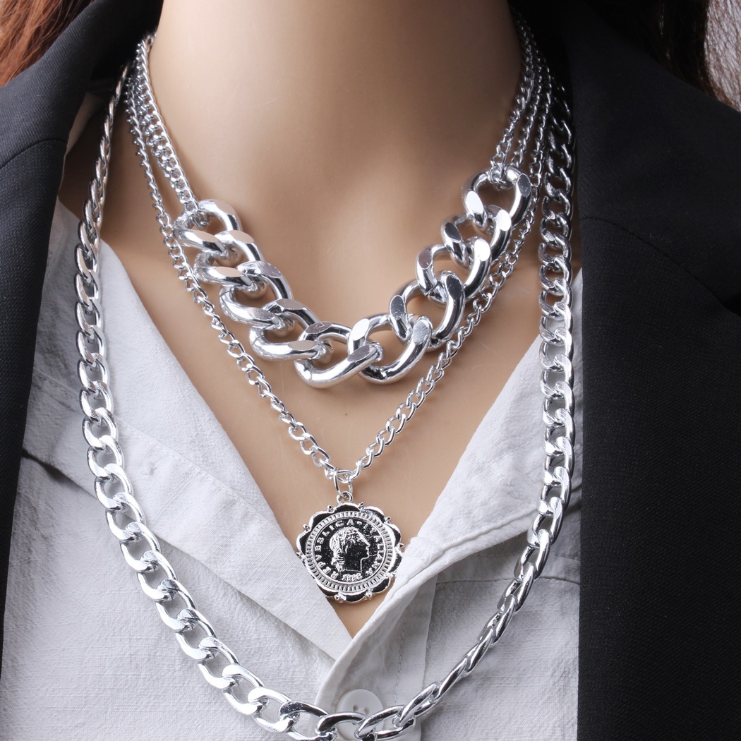 Environmentally Friendly Alloy Queen Image Pendant