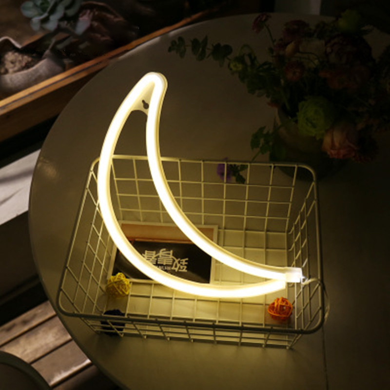 طائر فلامنغو مع قمرة بقوائم نيون