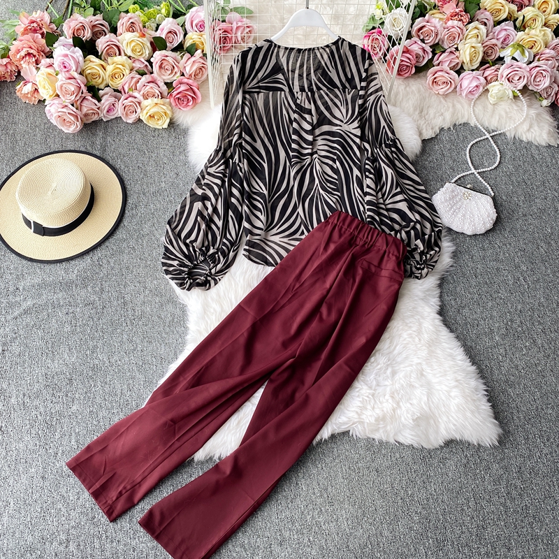 A Chiffon Top With Strapping V-Neck Zebra Print Puffed Sleeves