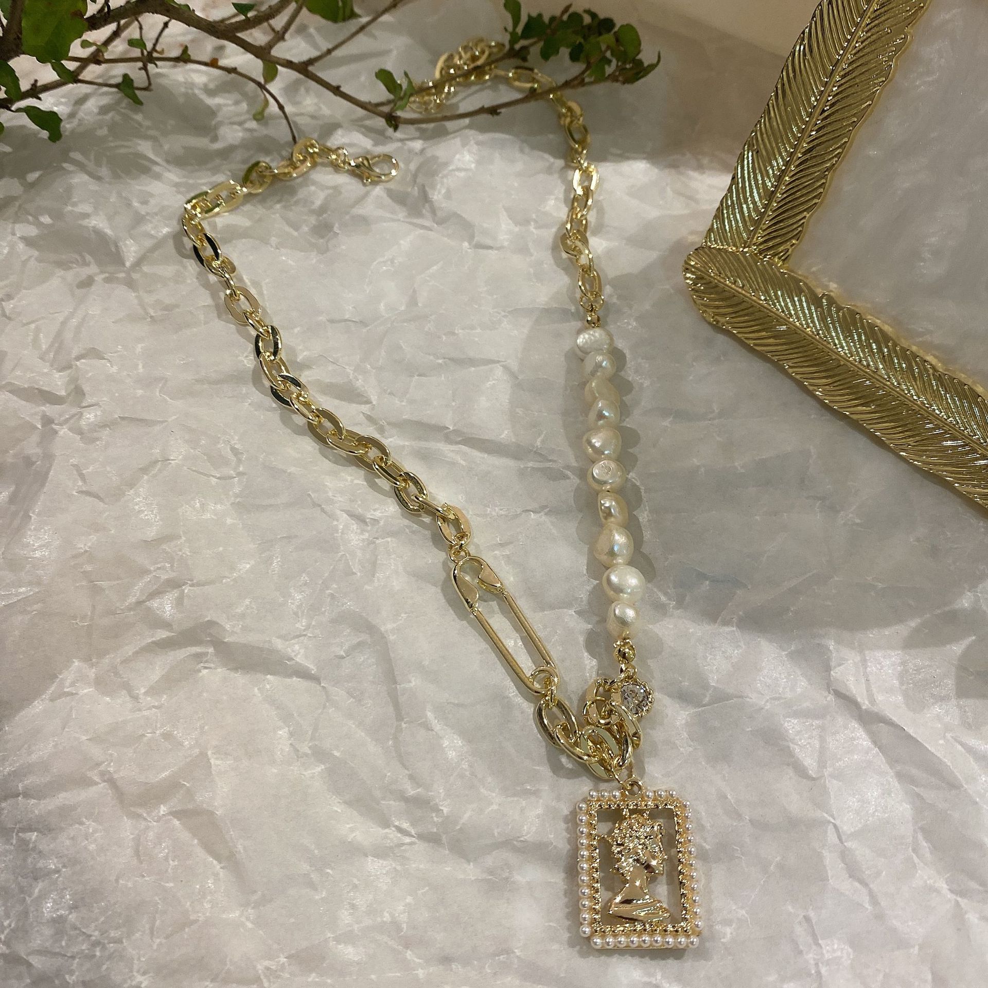 Retro Pearl Necklace New Style Female Trendy Cold Wind Bead Personality Queen Head Pendant Temperament Chain