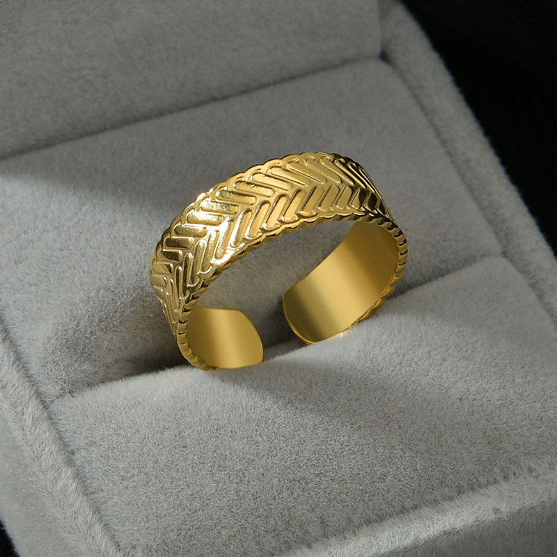 14k Gold Oval Texture Dracelet