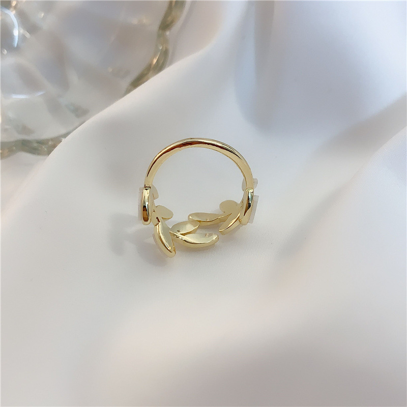 خاتم بتصميم ورقة شجر ملفوفة بأسلوب الأزياء الكورية للمرأة  
شبكة حمراء بأناقة فائقة وشخصية ساحرة تناسب الإصبع السبابة