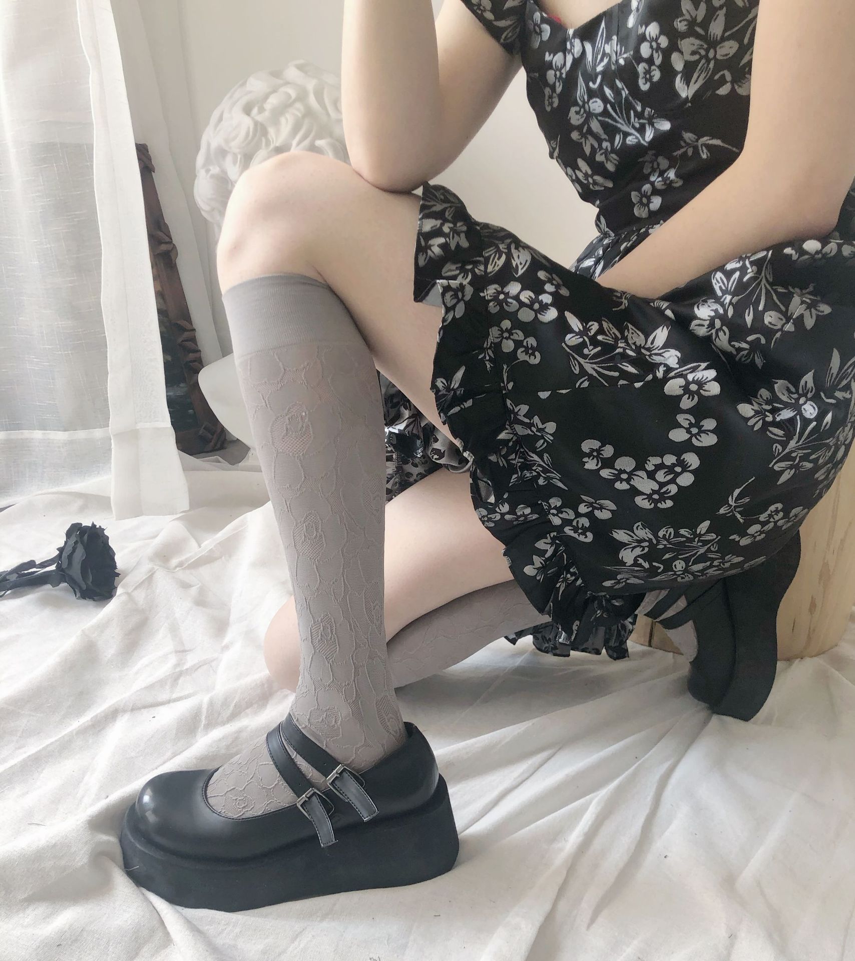 Spring And Summer Gentle French Retro Embroidery Dark Pattern Rose Lace Flower Calf Socks Milk White Black Tube Socks Ins Wind