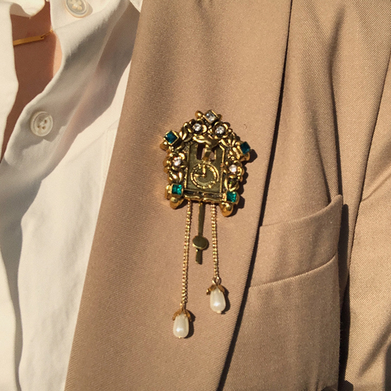  Design Sense Retro Portrait Bird Alarm Clock Brooch Palace Carved Tassel Brooch Long Brooch Female