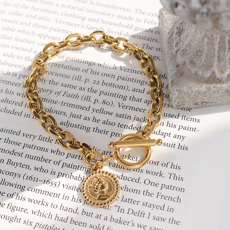 Retro Texture Queen Elizabeth Head Buckle Bracelet Female Titanium Steel Plated