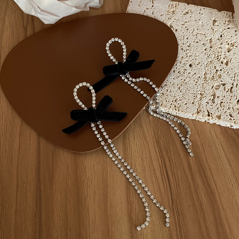 French Retro Small Fragrant Black Velvet Bow Earrings