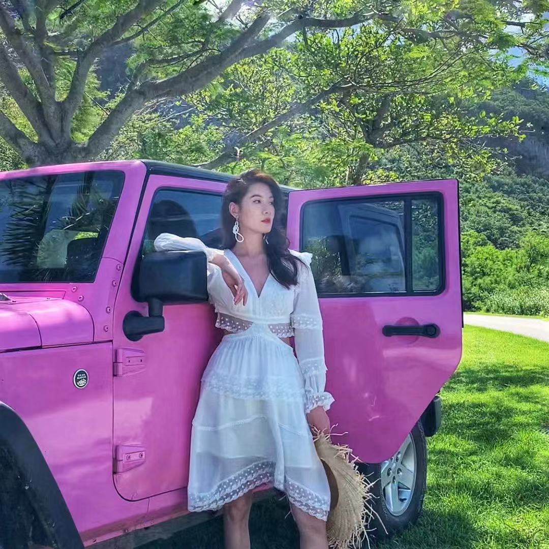 Fashionable White Halter Dress With Receiving Waist And Big Swing