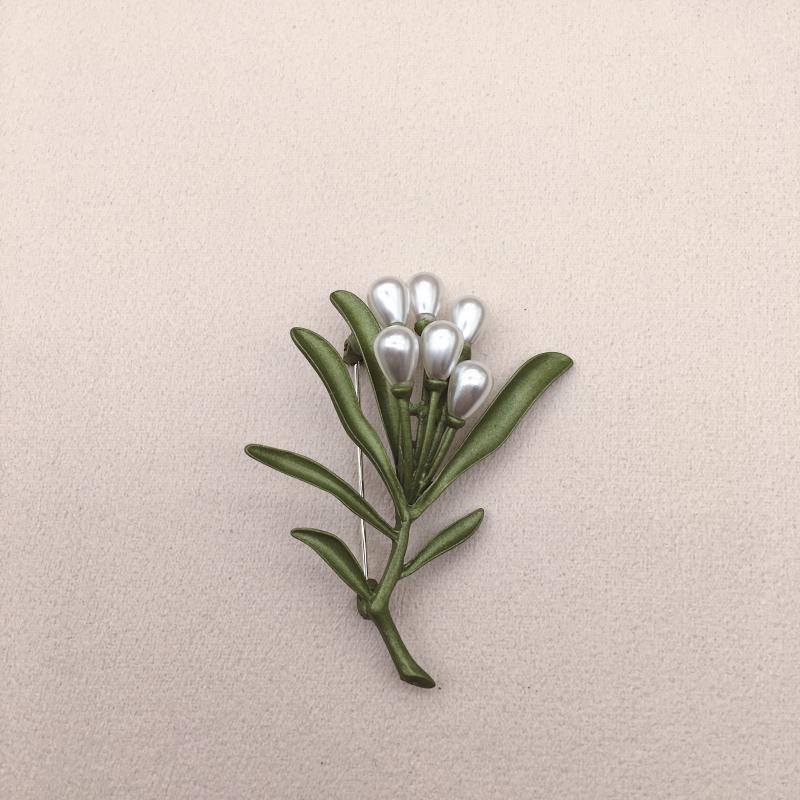 Avocado Green Art Small Fresh Pearl Leaf Brooch (1 style)