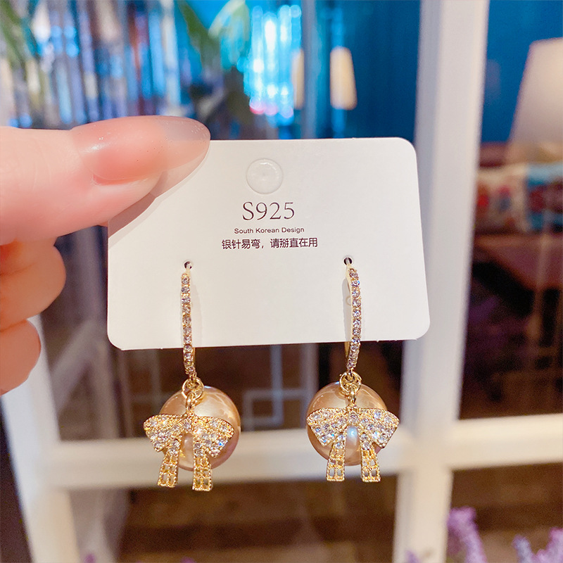 أقراط لؤلؤ ذهبية بلون شامبانيا بتصميم نيش المشاهير