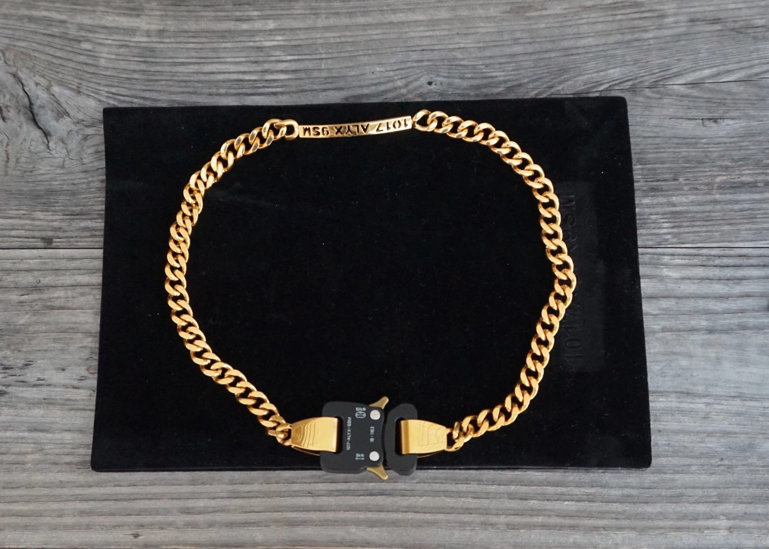 عقد وسوار ثقيل بتصميم أركيد عالي وأسلوب متموج