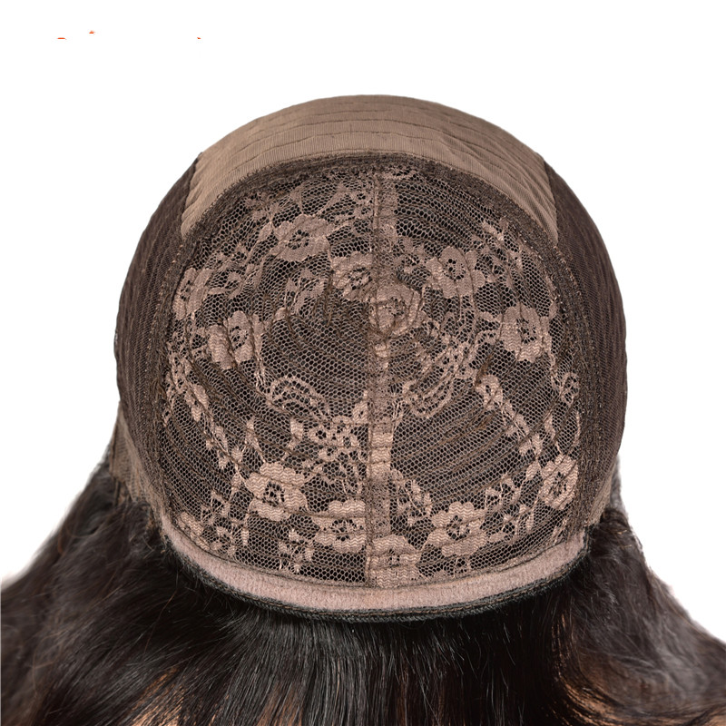 Дама с маленькими вьющимися волосами