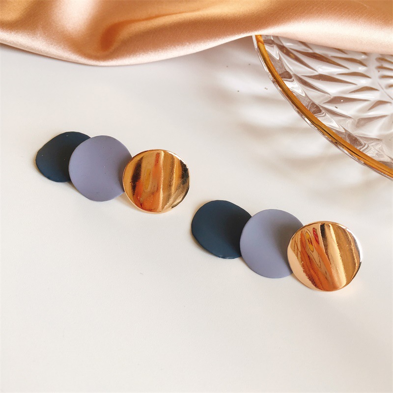 Metal disc frosted stitching contrast color earrings