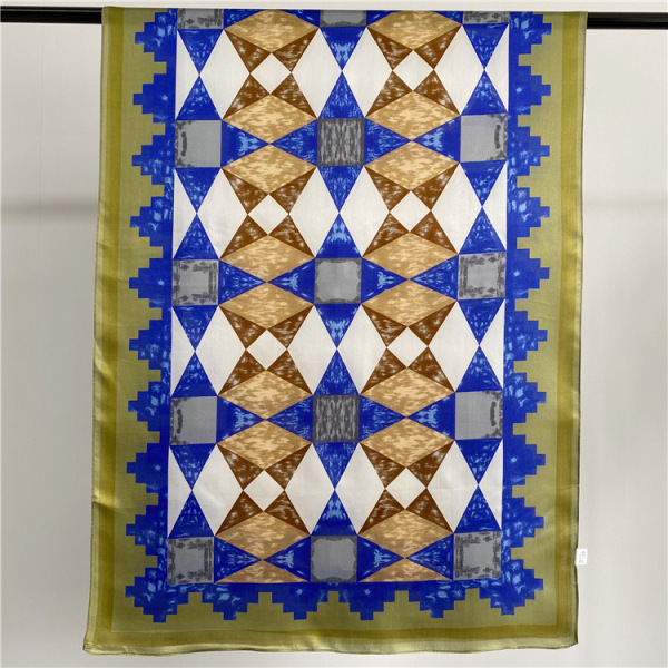 وشاح ساتان بنقشة هندسية