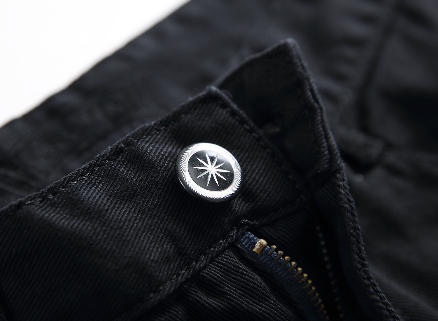 جينز رجالي ضيق بقصة مستقيمة بلون أسود داكن ونقشة مسامير صغيرة