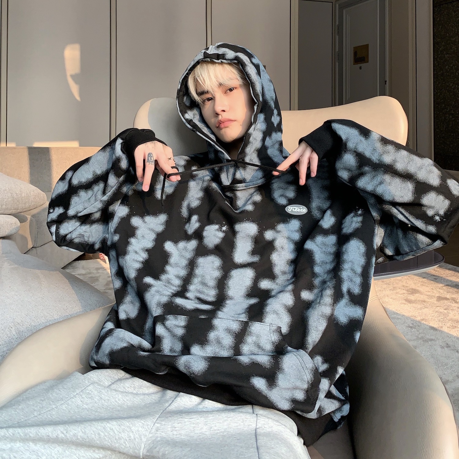 Loose Sweatshirt With Korean Letter Design Loose sweatshirt with Korean letter design