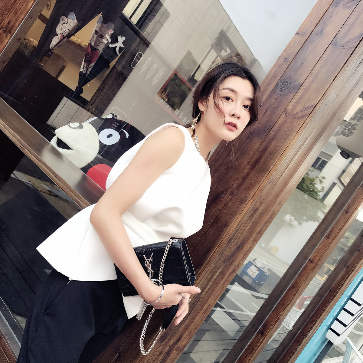 Sleeveless Vest with Ruffled Waist and Fluffy Thinness