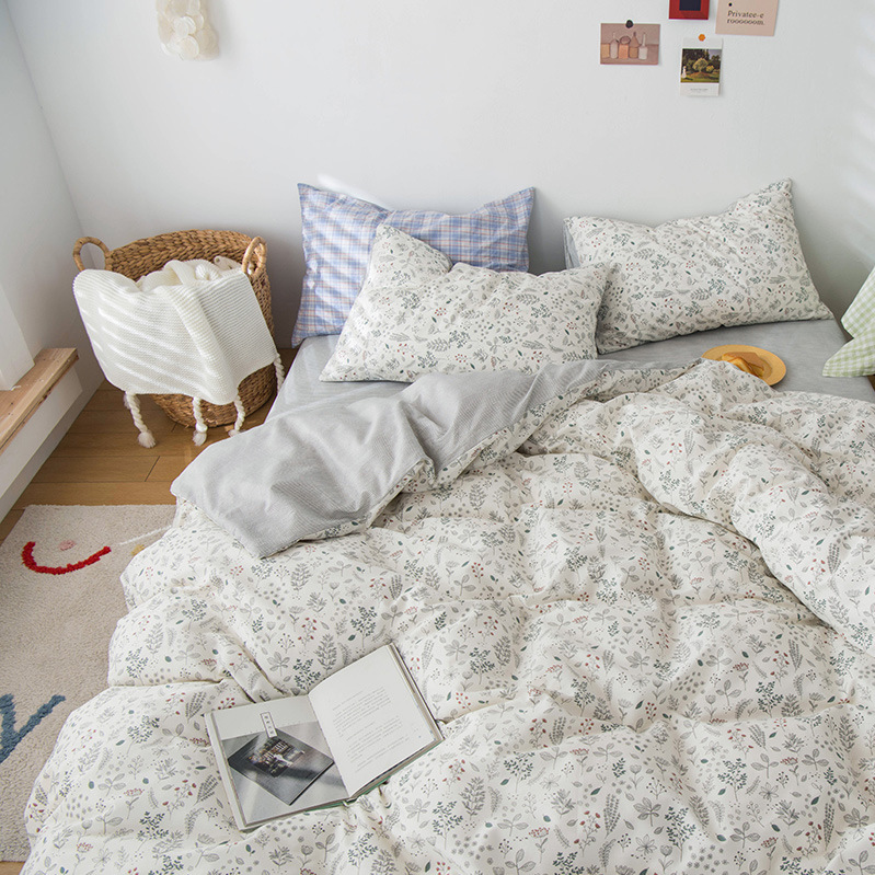 طقم مفارش قطن نقي بأربعة قطع بتصميم زهري بسيط وذو طابع ريفي