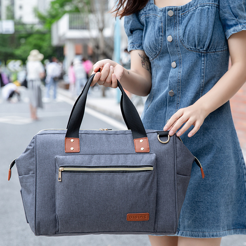 حقيبة الأم متعددة الاستخدامات بسعة كبيرة وتصميم كتف  
حقيبة للأم والطفل يمكن حملها بشكل مائل  
حقيبة عملية للرحلات والمناسبات العصرية