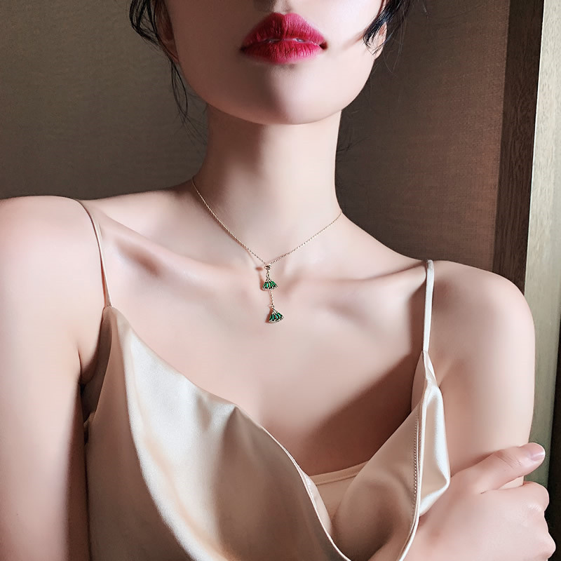 Classic Emerald Scalloped Gemstone Necklace With Sparkling Diamonds