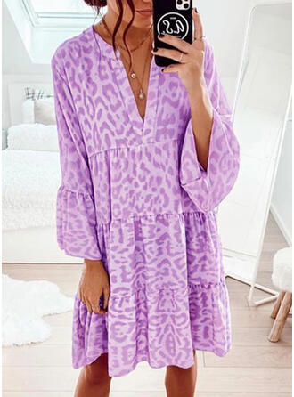 Leopard print V-neck mini skirt