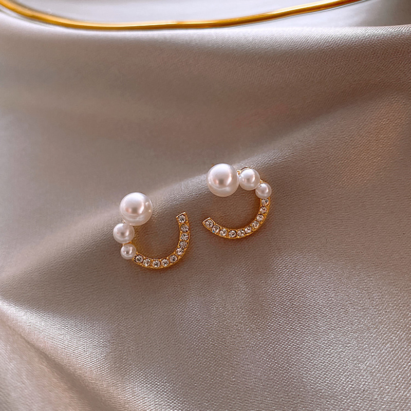 Creative Diamond-Studded Pearl C-Shaped Earrings