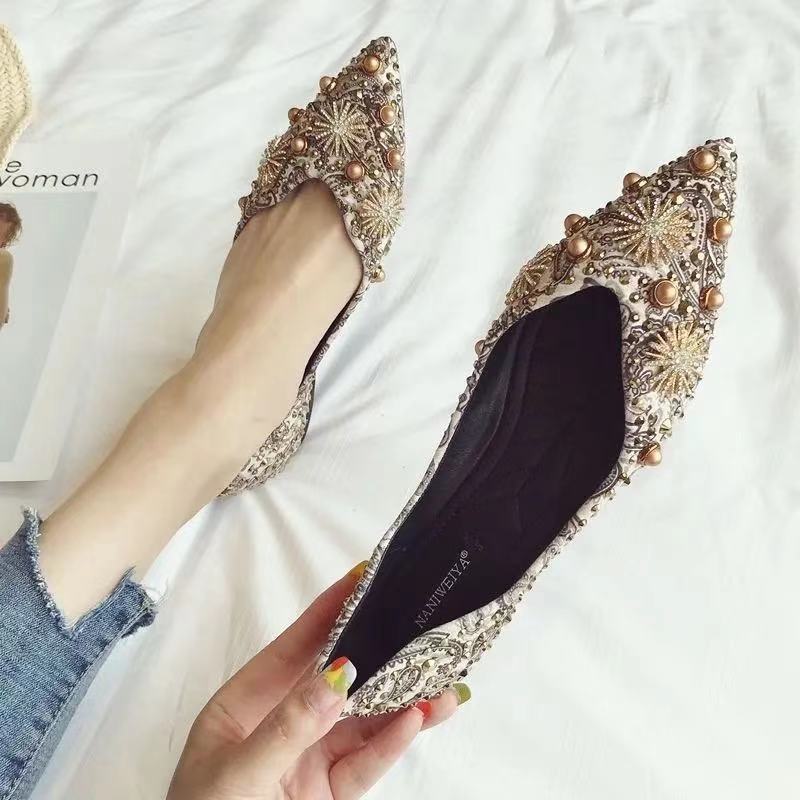 Pointed Flat Heel Fashion Embroidered Flat Shoes