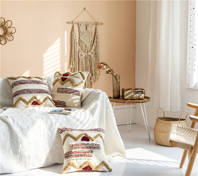 وسادة مزخرفة تطريز هندي مع شرابات ونقشة الطُرْف