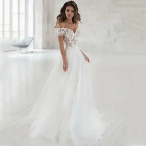 The New Lace Light Wedding Dress Is Elegant