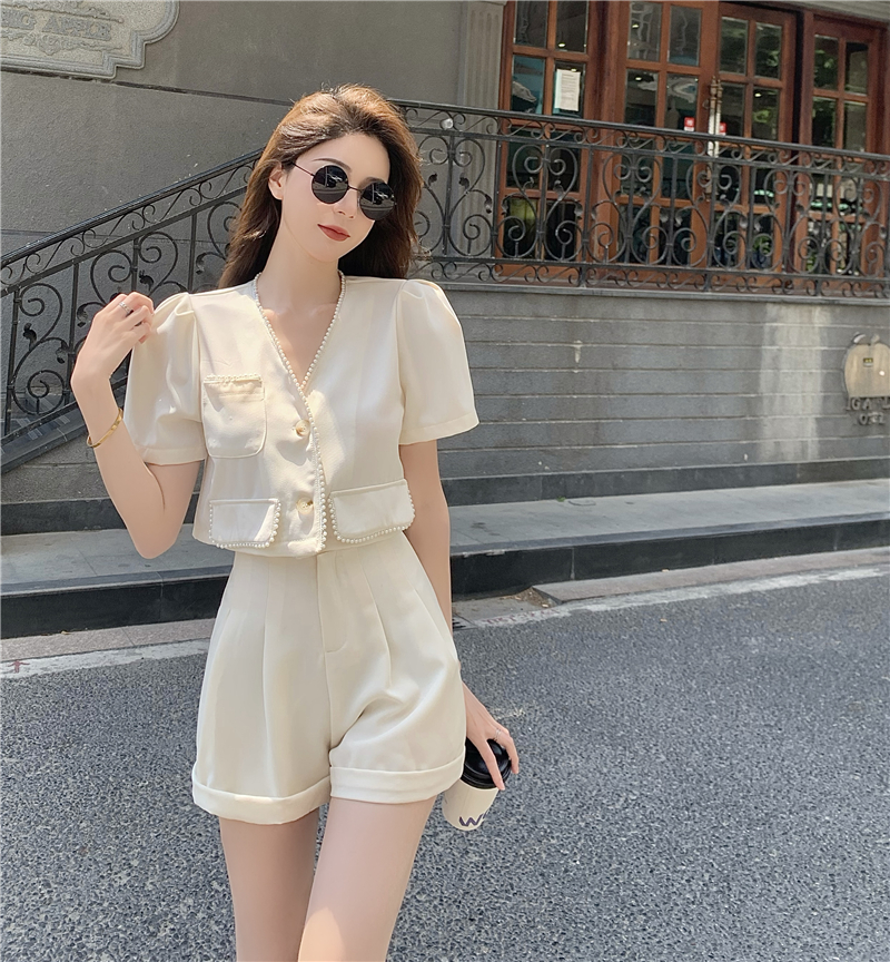 قميص نسائي بأكمام قصيرة بتصميم أنيق وعصري