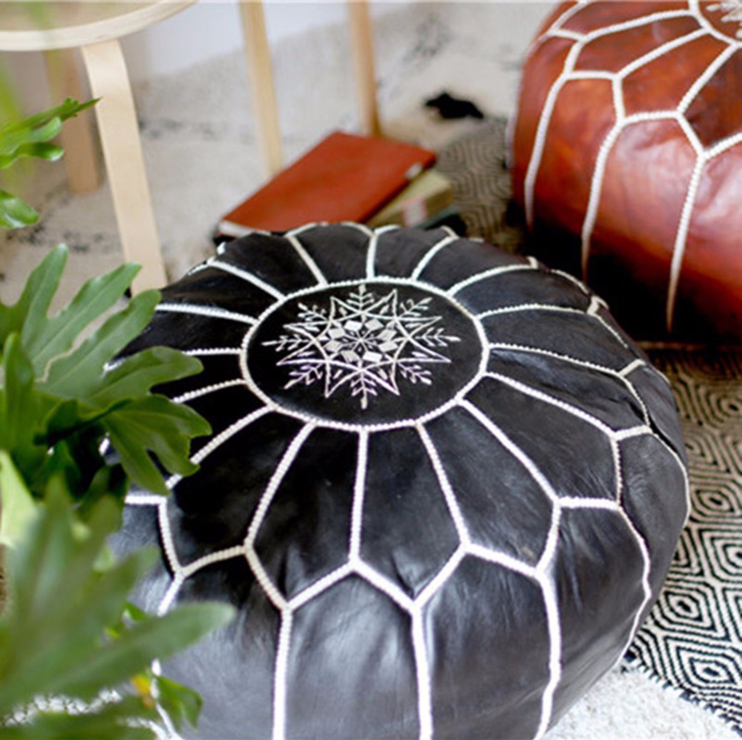 Moroccan Leather Pier Hand-embroidered Sheepskin Futon — foto 6