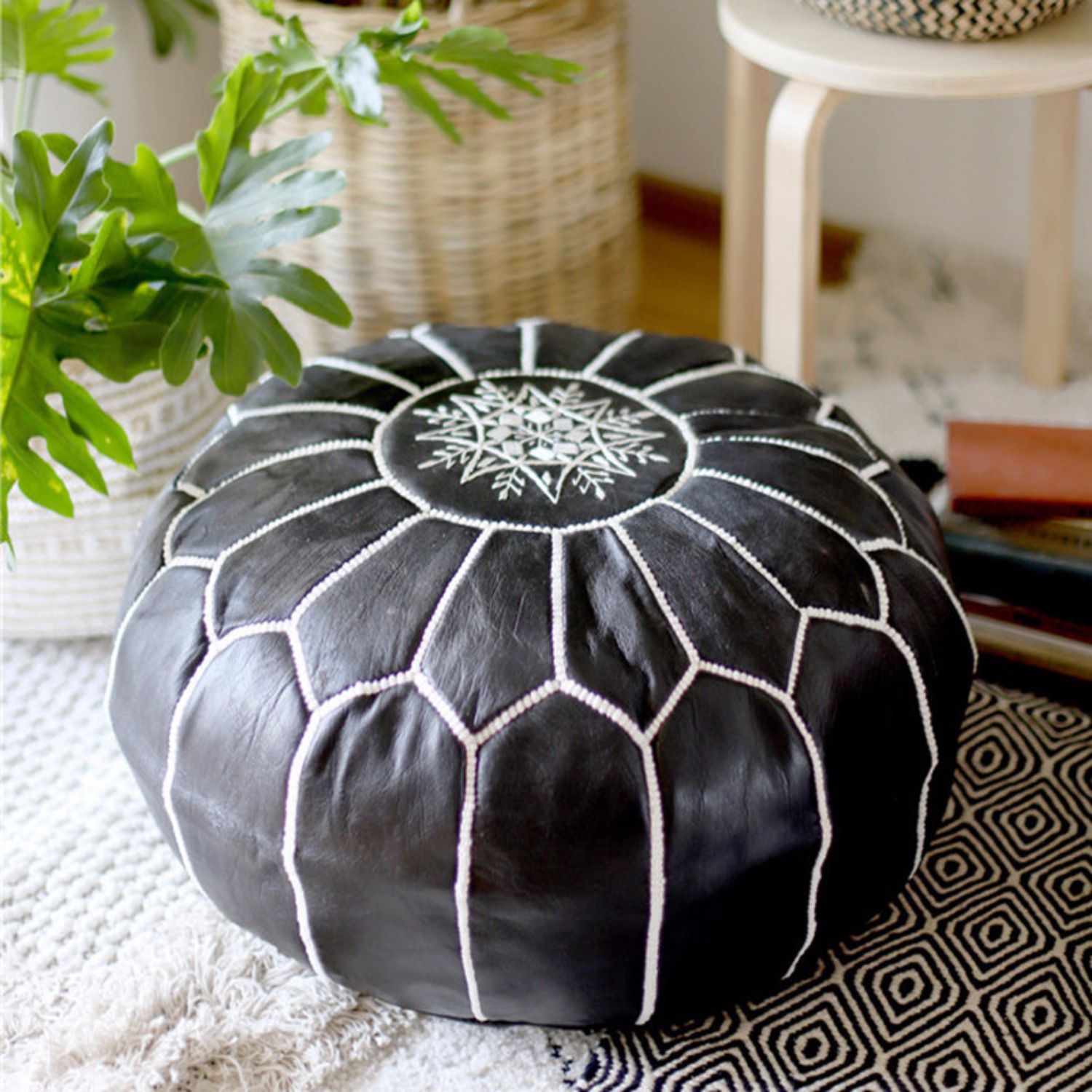 Moroccan Leather Pier Hand-embroidered Sheepskin Futon — foto 5