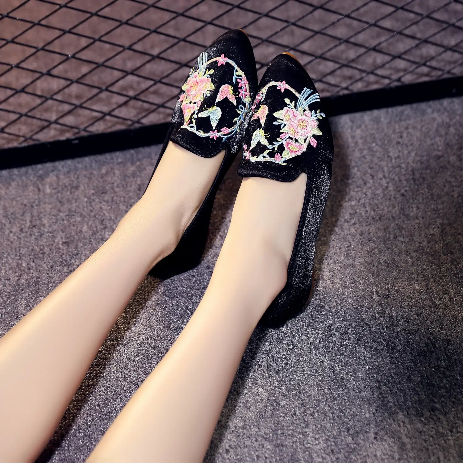Vintage Pointed Toe Low-Heel Embroidered Cloth Shoes