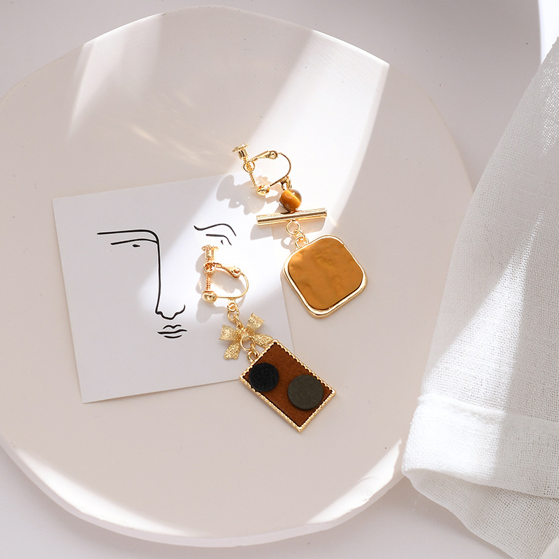 Needle Korean Oil Painting Style Retro Simple Temperament Asymmetric Niche Earrings Personality Creative Art Stud Earrings