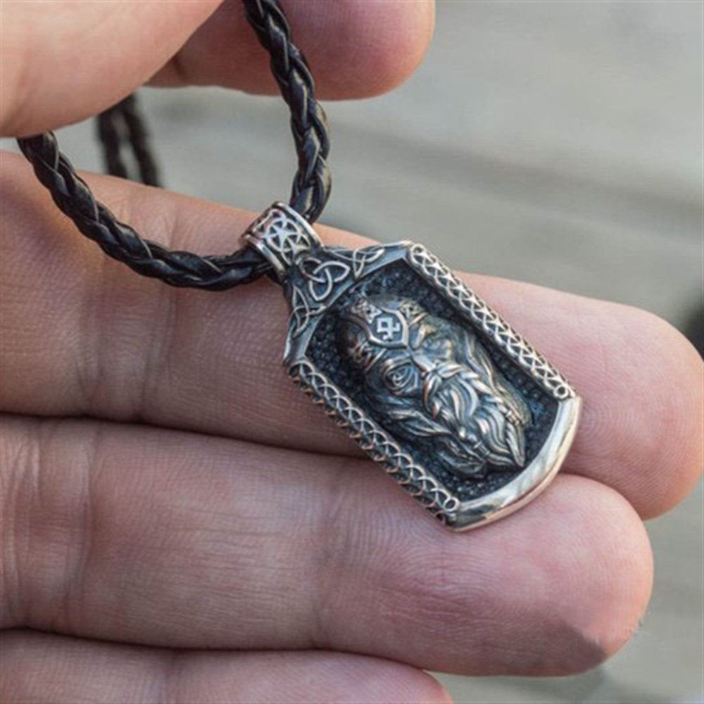 قلادة برأس رجل مسن