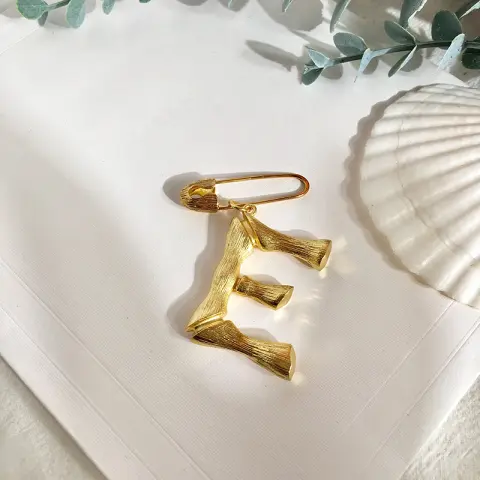 Creative and Fashionable 26 English Letter Brooches