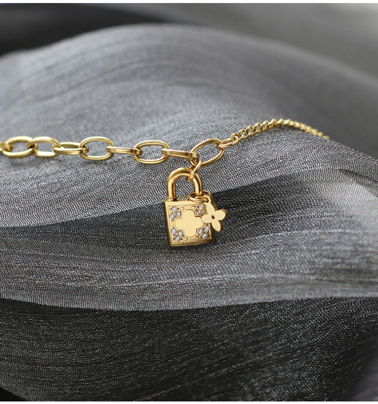 Simple And Micro-Inlaid Lock Chain Bracelet White Shell Small Daisy Flower Safe Buckle Bracelet