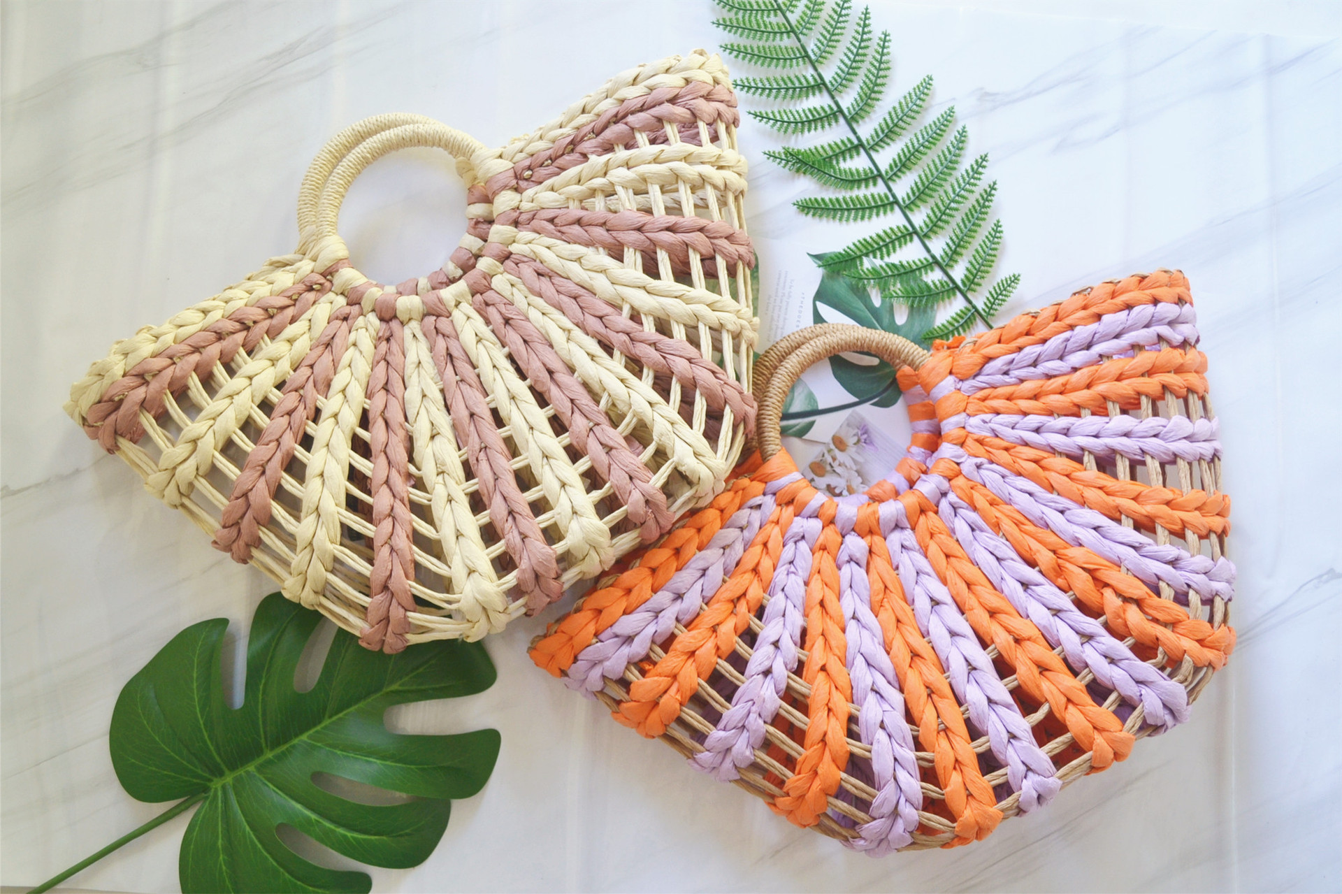 حقيبة يد نسائية من القش بنقشة متباينة الألوان