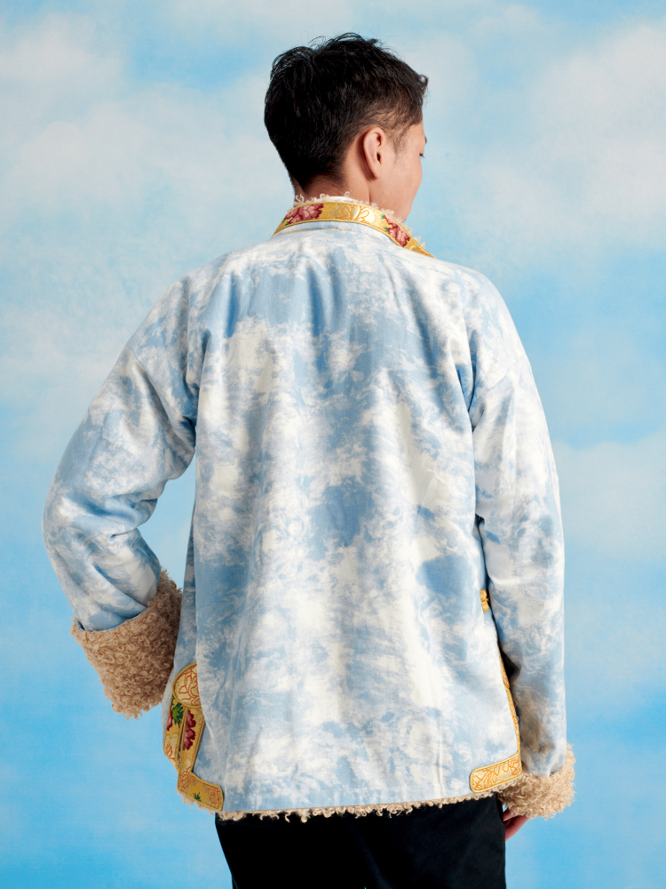 جاكيت دنيم بصوف الحمل مع نقشة تي-داي السماء الزرقاء