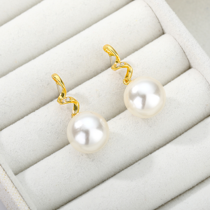 Light And Luxurious Personality Simple Pearl Earrings