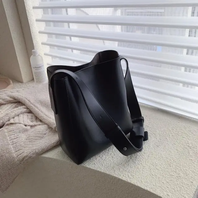 Large capacity Shoulder Winter Wild Retro Simple Messenger Tote Bag Black - Shop at LoveMi