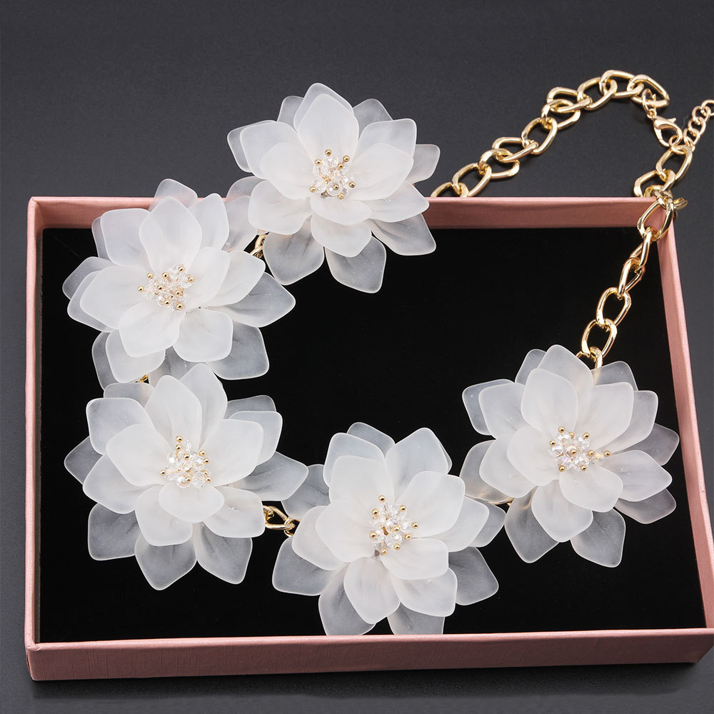 Fashion Frosted Three-dimensional Crystal Flower Short Necklace
