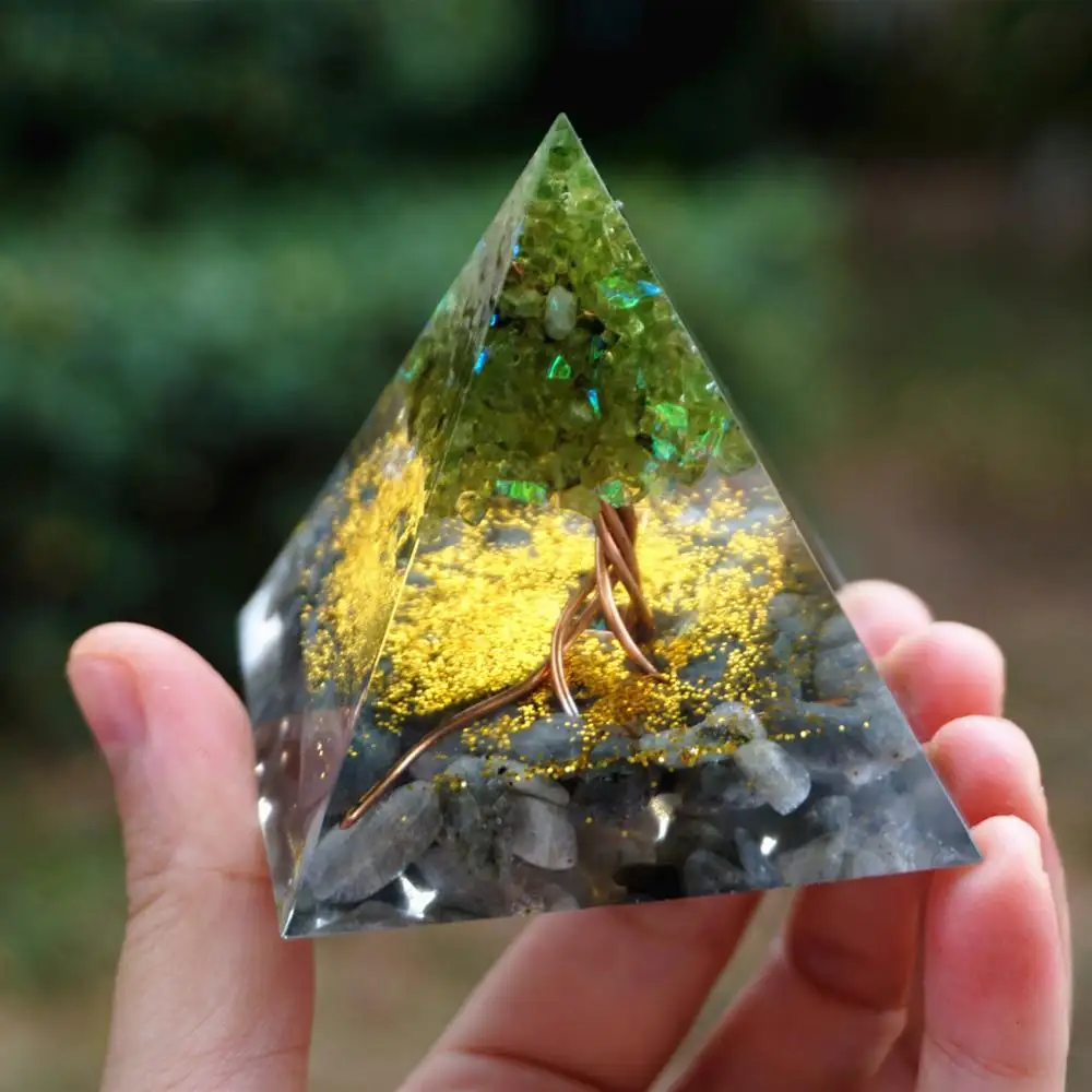 Natural Crystal Crushed Stone White Resin Epoxy Pyramid Crafts
