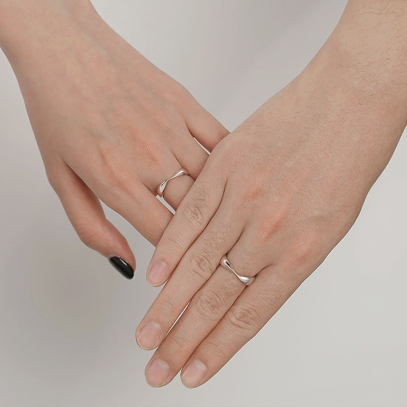 A Pair Of Men's And Women's Gift Commemorative Opening Rings