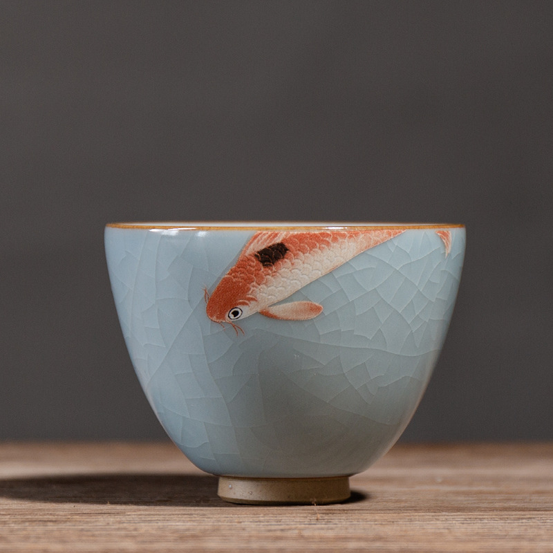 Swimming fish cup