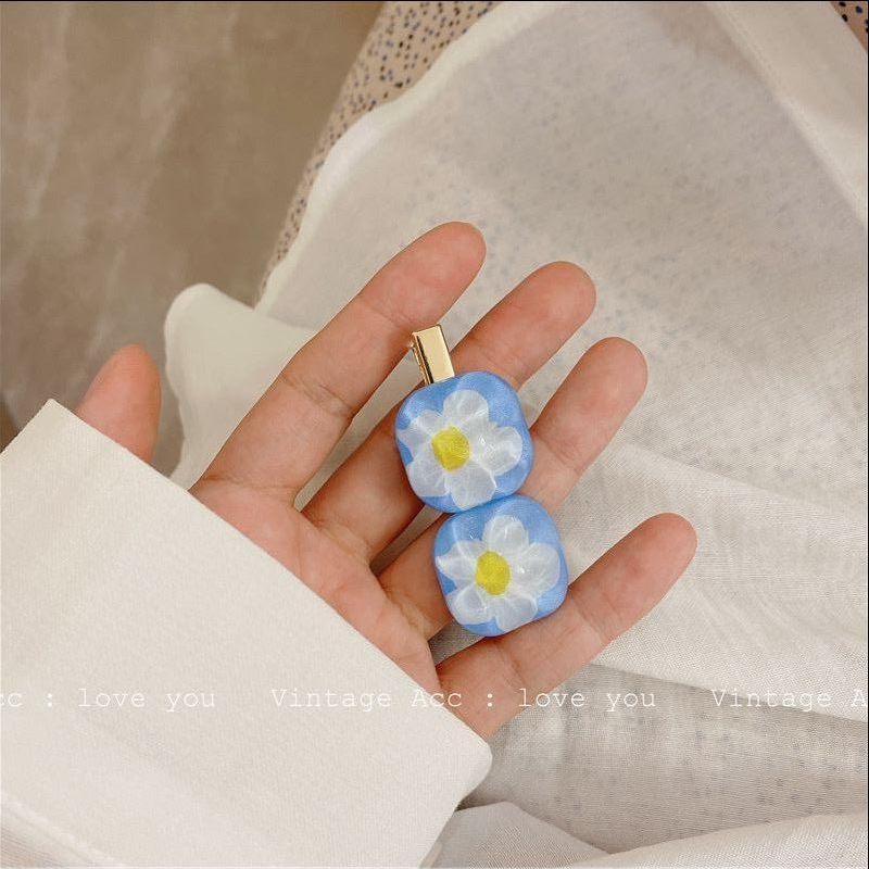 Daisy Earrings With Floral Blue Hairpin