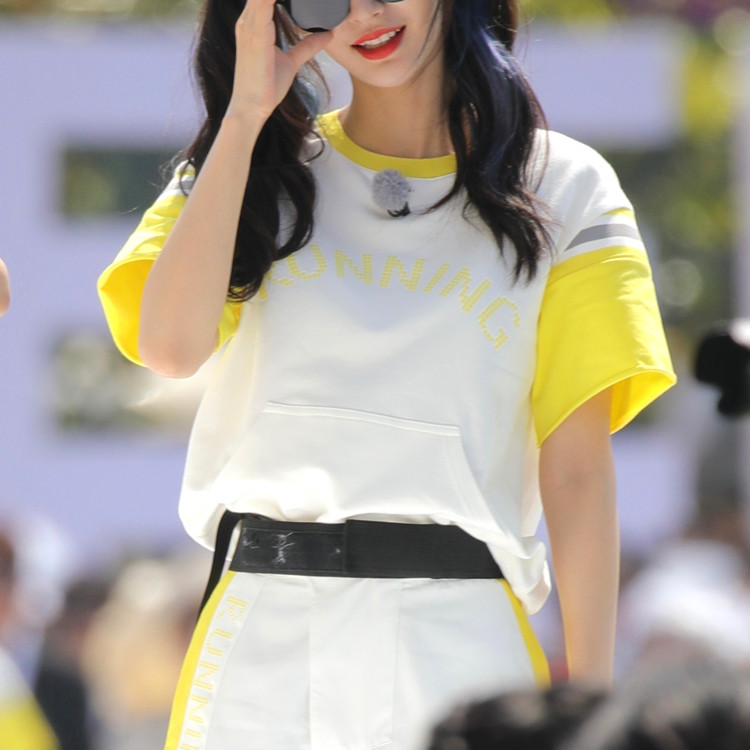 قميص رياضي مع أطراف مربوطة، بنطلون كاجوال، بدلة رياضية