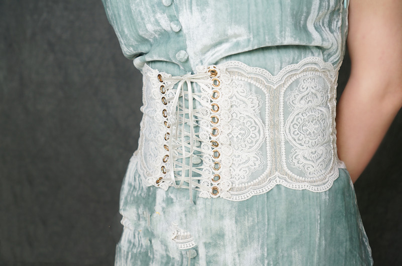 Three-Dimensional Gold Line White Lace Classical Baroque Style Girdle