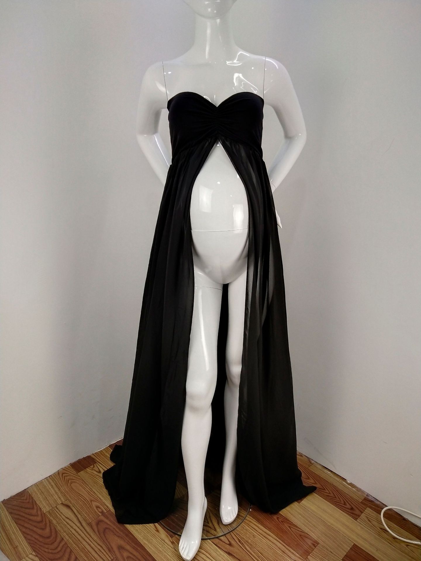 Pregnant Women  Mopping Long Skirt Dresses Before Taking Pictures - Image 3