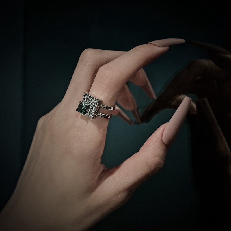 خاتم فضي عتيق بتصميم مربع وحجر ألماس أخضر داكن من الفضة الاسترلينية S925