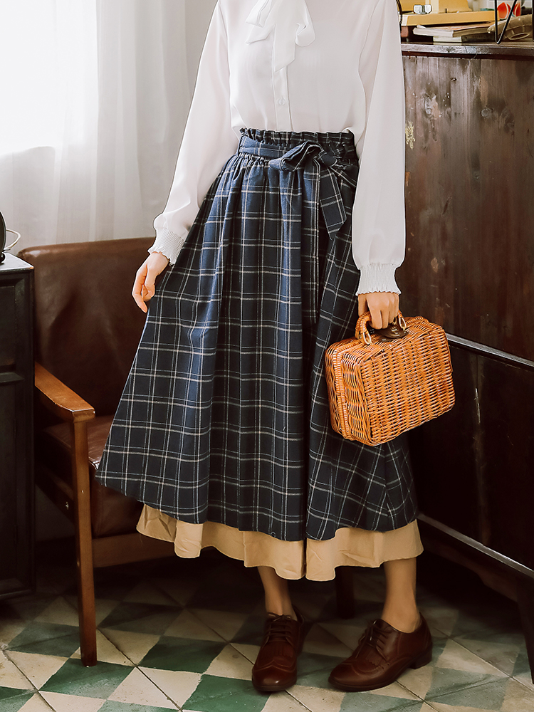 Title 3, Blue plaid half-length skirt in a retro college...